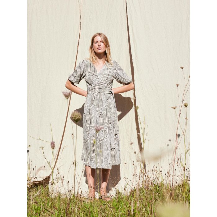 selected-femme-mekko-slfevita-2-4-aop-midi-wrap-dress-musta-kuosi-1