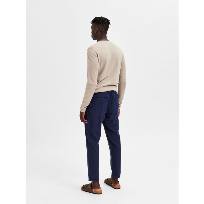 selected-pellavahousut-slim-tape-brody-linen-pant-tummansininen-2