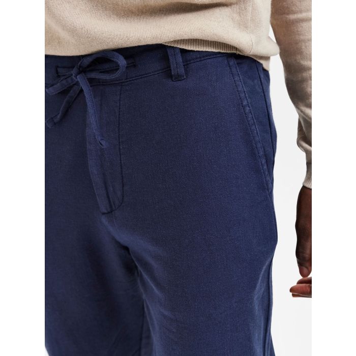 selected-pellavahousut-slim-tape-brody-linen-pant-tummansininen-4