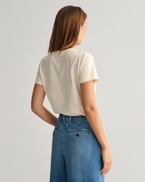 Gant Naisten T-Paita, REG TONAL SHIELD SS T-SHIRT Luonnonvalkoinen