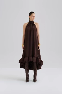 Malina naisten mekko, SABRINA HALTERNECK RUFFLED MAXI DRESS Tummanruskea