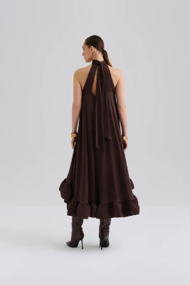 Malina naisten mekko, SABRINA HALTERNECK RUFFLED MAXI DRESS Tummanruskea
