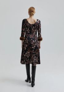 andiata-naisten-mekko-evanie-dress-sustainable-choice-punainen-kuosi-2