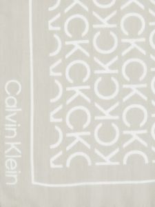 calvin-klein-accessories-naisten-huivi-silk-monogram-bandana-kitti-2