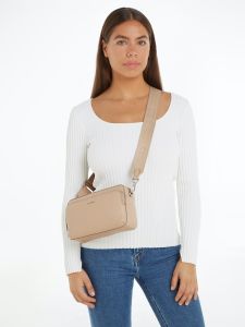 calvin-klein-accessories-naisten-olkalaukku-ck-must-camera-bag-vaalea-beige-1
