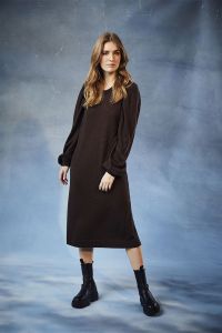 claire-naisten-neulemekko-deeba-dress-100-merino-tummanruskea-1