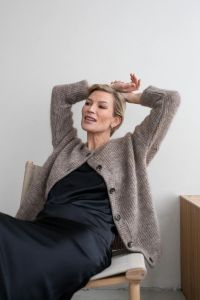 gauhar-helsinki-naisten-neuletakki-mohair-knit-oatmeal-cardigan-hiekka-1
