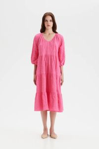 halo-mekko-kajo-crinkled-midi-dress-pinkki-1