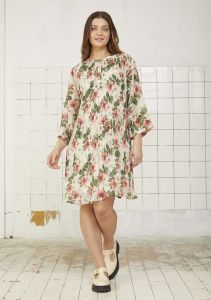 isay-naisten-mekko-vibse-dress-punainen-kuosi-1