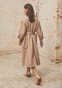 isay-naisten-trenssitakki-botelle-trench-coat-ruskeanharmaa-2