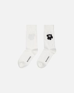 marimekko-kasvaa-unikko-one-sukat-mustavalkoinen-1