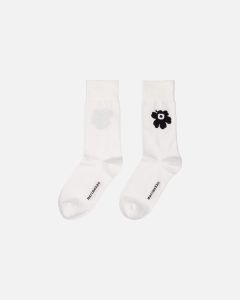 marimekko-naisten-uusi-salla-unikko-one-sukat-valkopohjainen-kuosi-1