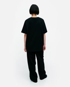 marimekko-unisex-t-paita-embla-unikko-placement-mustavalkoinen-2