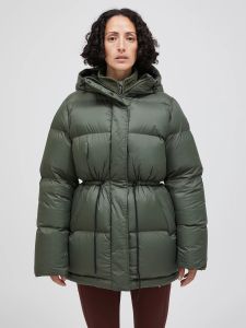 peak-performance-naisten-parkatakki-w-down-hood-parka-armeijanvihrea-2