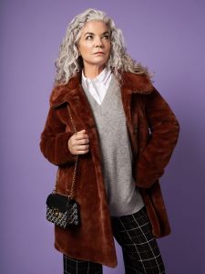 saki-naisten-takki-tanya-fakefur-konjakinruskea-1