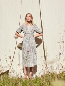 selected-femme-mekko-slfevita-2-4-aop-midi-wrap-dress-musta-kuosi-1