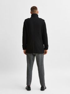 selected-miesten-villakangastakki-noah-wool-musta-2